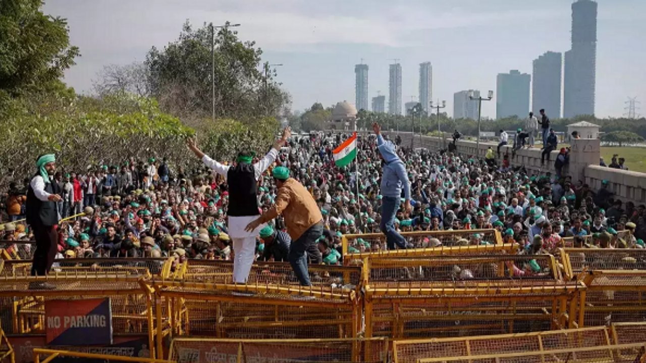 Dayitva Media - Noida Delhi Farmers Protest